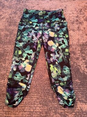 Women’s Floral Capri Leggings - Multicolor